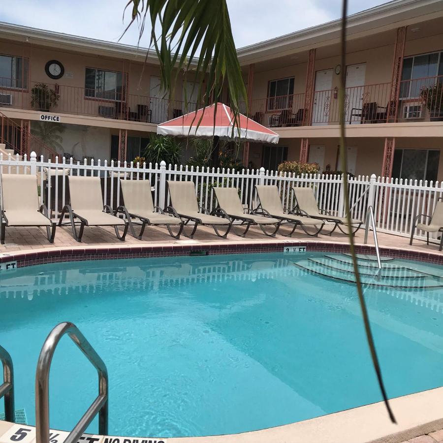 Carlton House Motel And Suites St. Pete Beach Extérieur photo
