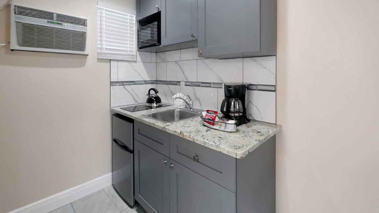 Carlton House Motel And Suites St. Pete Beach Extérieur photo