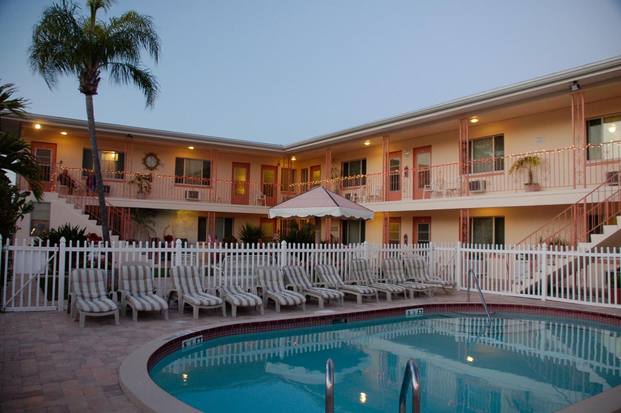 Carlton House Motel And Suites St. Pete Beach Extérieur photo
